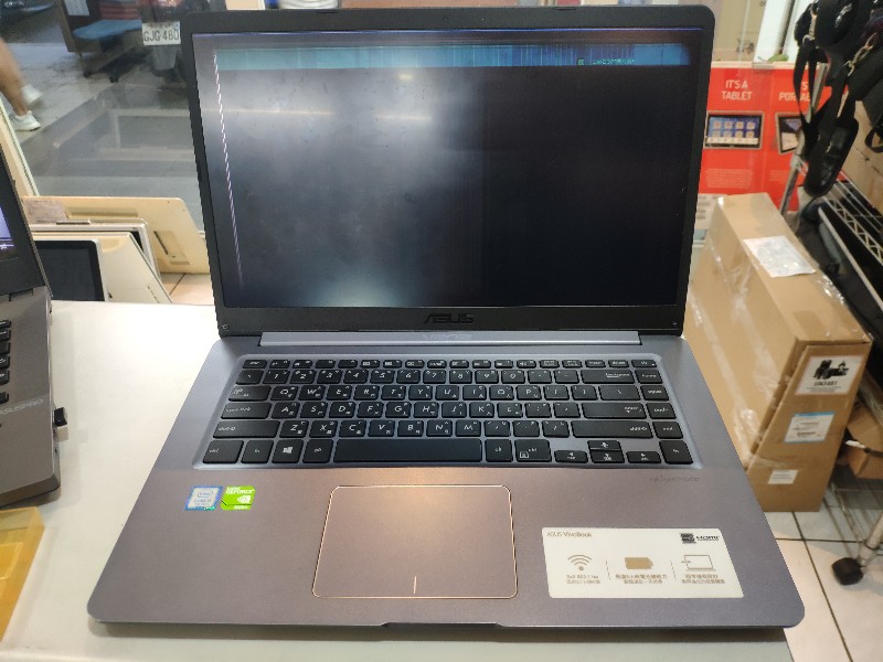 Asus x510u 螢幕破裂，有在更換，快速更換。約30分鐘。。現貨安裝。。