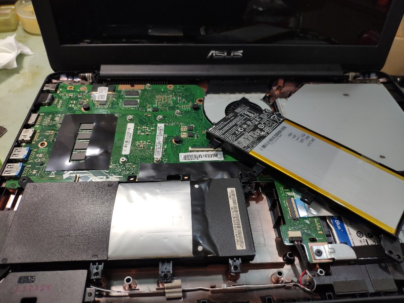 Asus x555l 電池澎漲 快速更換電池 內建電池   澎漲有爆開的疑慮危險，建議快速更換。 x453 x556 
