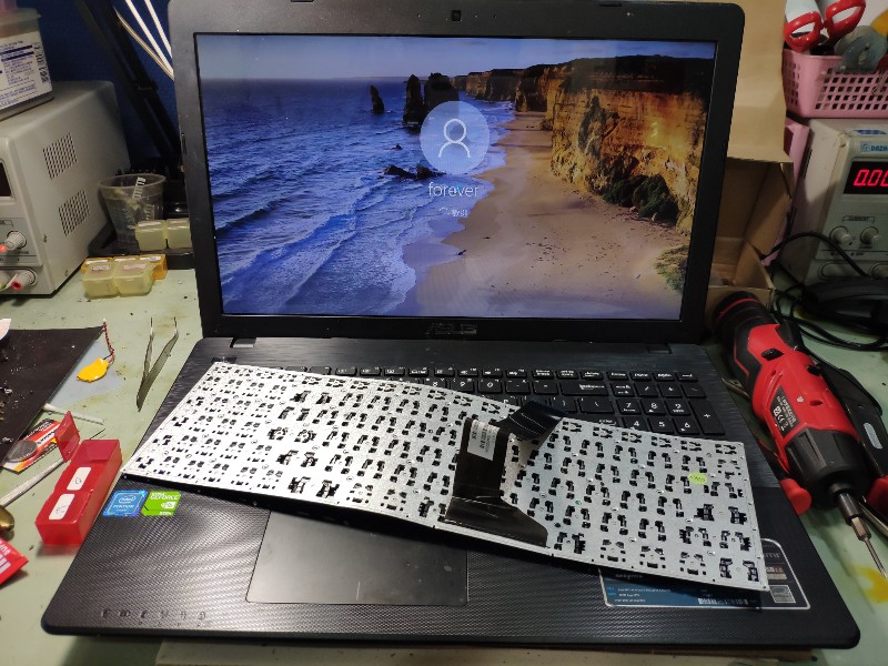 ASUS X552M 鍵盤有一些按鍵故障，按不出來，更換全新鍵盤。完修 快速更換約1-2小時換好。