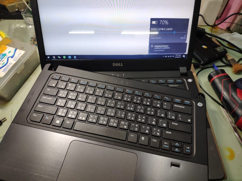 Dell 5470 鍵盤殼跟底殼 轉軸 故障 破裂