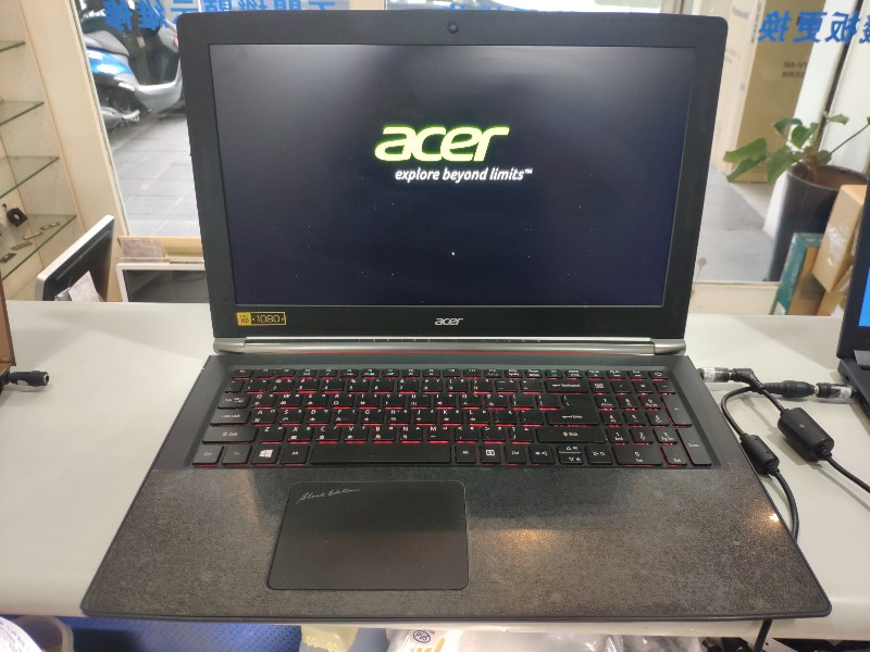 Msi gs63  螢幕破裂，機板故障，鍵盤有些鍵按不出來，都可修哦。外殼有破也可更換哦。。。