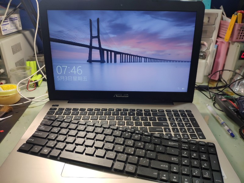 ASUS K555L 鍵盤有些鍵無法按出，更換鍵盤OK,快速更換約1-2小時完修。。