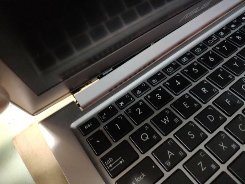 Asus ux303l轉軸斷裂 更換原廠殼ˋ轉軸零件維修更換。已經更換很多台了哦!!