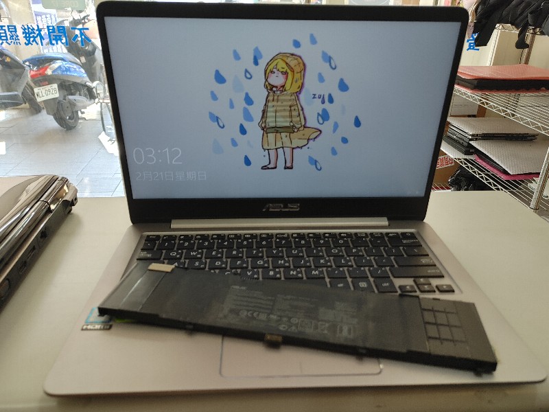 Asus ux410 不充電 現場更換電池 換電池會免費清風扇哦 現貨更換各廠牌電池更換很多了哦。有需要可來電洽詢。