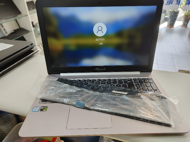 Asus ux510 實機現場維修更換鍵盤 約2小時完修ok 各廠牌鍵盤 螢幕 電池都可現場更換 請來電洽詢。