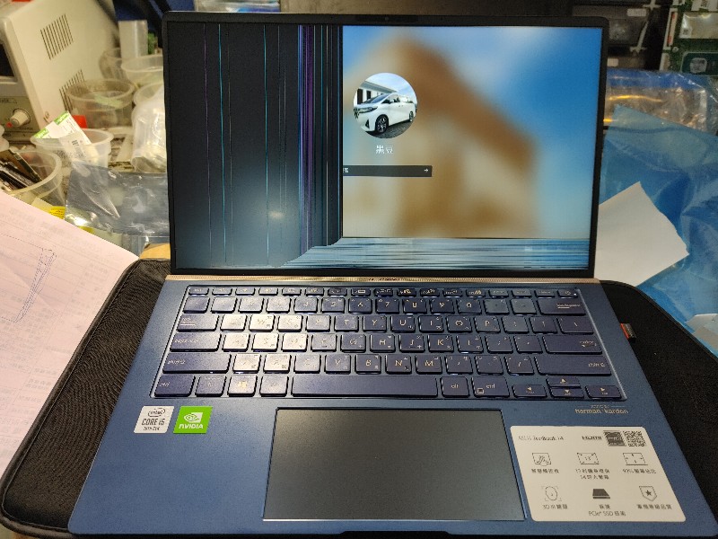 Asus ux434f 螢幕破裂 現場更換安裝ok 各廠牌螢幕都有更換可來電洽詢。 