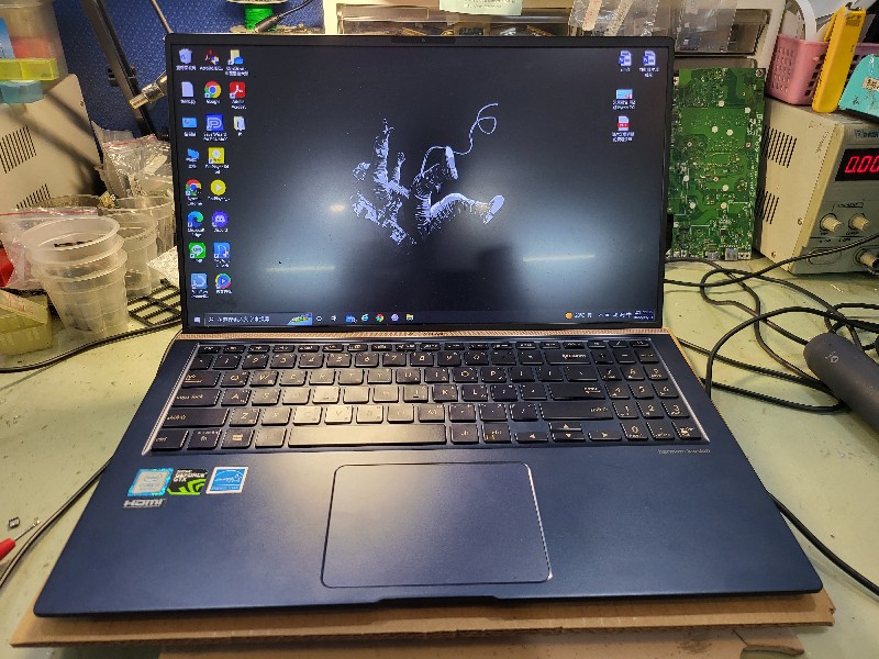 實機修-Asus ux553f 主板不開機 過電不開不顯示 .查主板訊號一開始以為是bios問題重燒bios .一樣同問題.在查主板cpu功供電顯卡供電也有.最後查每個訊號模組修好了開機，因維修技術不透漏，說真的是不好修，修好後要保固3個月，所以有燒機測試2天穩定交機。有不開機 不顯示 不過電 任何筆電問題都可加Line 或來電洽詢。