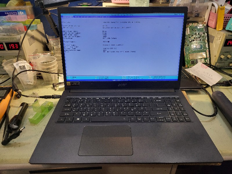 實機修-Acer a315-55g 按電源無反應 不開機不過電 查主板訊號，電源vc無進入主板，查主板充電訊號24780s 有電源入，先換電源前端2顆mosfet.插電樣無電入，在換充電ic24780s 也一樣，查看電路圖有收獲了電源有double check adp-in .查adp_id 故障，維修既可，完修。