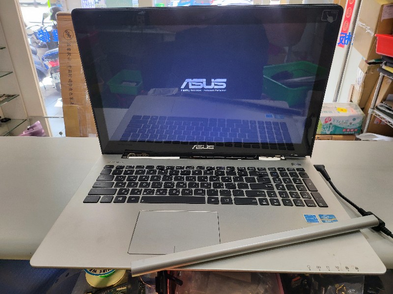 Asus s500 轉軸斷裂 螢幕分開，現場拆機維修，約1-2小時完修OK,各廠牌外殼斷裂都可現場維修，可來電洽詢。