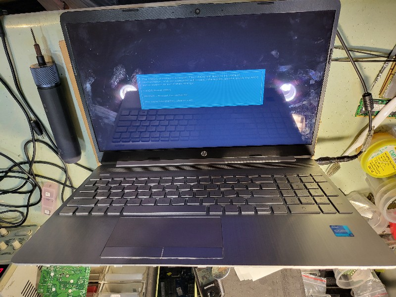 實機修-hp 15-dw3025 tpn-c139  主板有滲入水很多天了，用了洪荒之力修到好為止.主機板滲水地方都清潔腐蝕零件更換..終於開機了，如有滲水請盡快來全機拆解清潔水漬，內部都還會有水積。滲水當天就會拆機檢測快速維修，同問題都可來電洽詢。