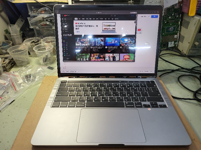 實機現修-Apple a2289 螢幕破裂，現貨現場更換，apple  MacBook pro air 螢幕都有現貨，可現場安裝，當天取件apple筆電螢幕全都有現貨，可先來電洽詢。