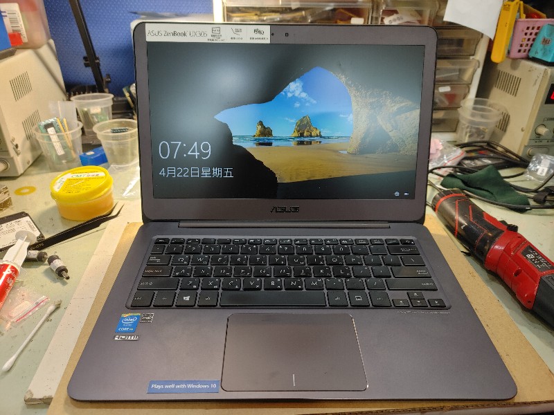 實機修-Asus ux305fa 有過電 不顯示 不開機 此台有通病.會有此問題已修上百台ok了.可現場維修最快當天取件。維修ok.有同問題都可來電洽詢或送到門市維修。