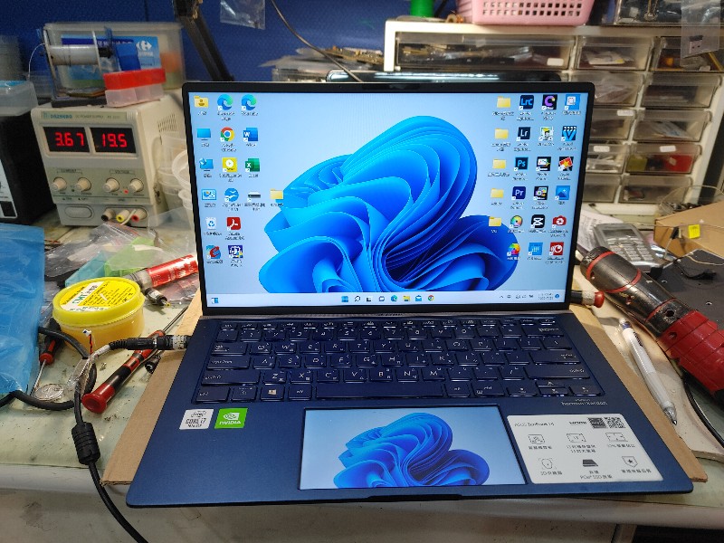 實機修-Asus ux434f急件,當天修好。客戶問題不開機不過電,按電源鍵也無反應,拆機檢測很多地方短路了,最後查出電源ic故障,更換ok開機。 