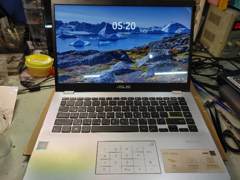 實機修-asus e410m 螢幕破裂 現場更換全新螢幕 各廠牌螢幕都有更換。