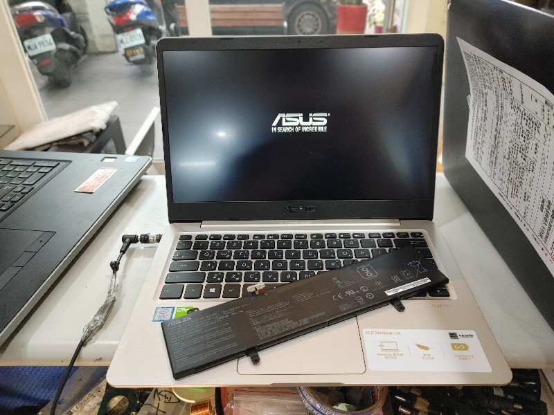 實機修-asus s410 電池不續電,現場更換全新電池 ok。各廠牌筆電電池都有,可來電洽詢更換。