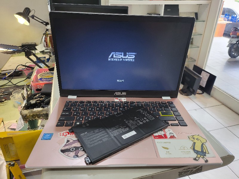 Asus e410m 電池不續電 不充電，現貨現場拆機更換ok,各廠牌筆電電池大都有現貨，現場安裝，可來電洽詢。