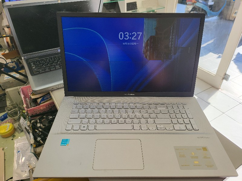 Asus x712e 螢幕破裂 現貨現場拆機更換ok,各廠牌螢幕大都有現貨，可來電洽詢。螢幕 鍵盤 電池 轉軸 主機板@nb3c大台中專業筆電維修