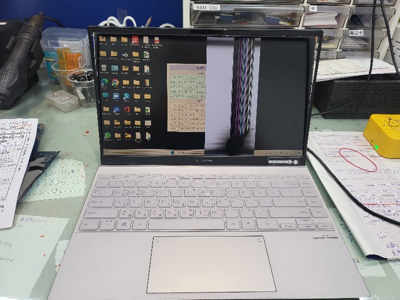 Asus ux425j客戶送修 螢幕破裂 現貨現場安裝約30-60分鐘.nb3c大台中專業筆電維修