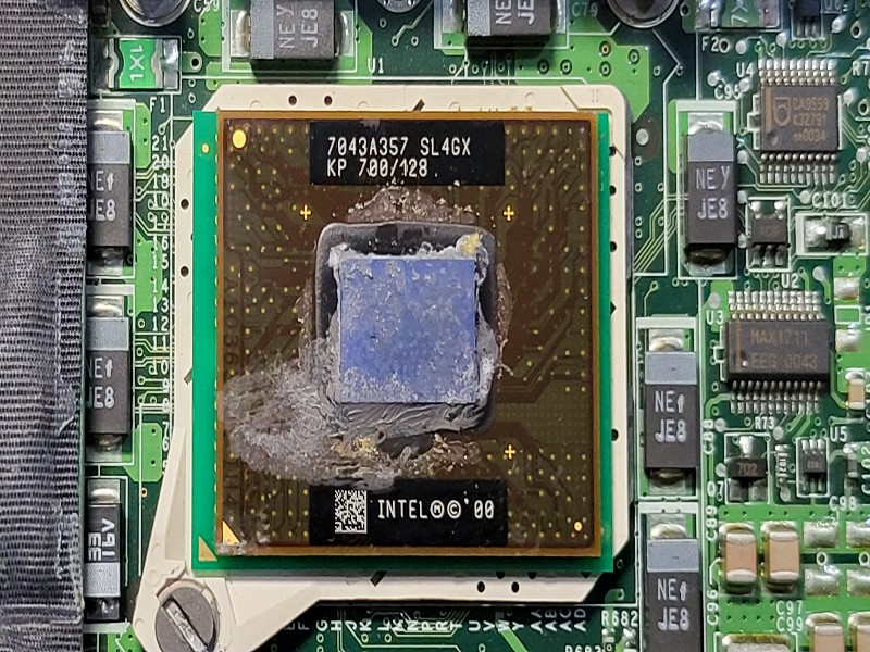 有看過18年前老筆電還在維修嗎！還要保證修好！cpu:p3-700hz/ram:256Mb