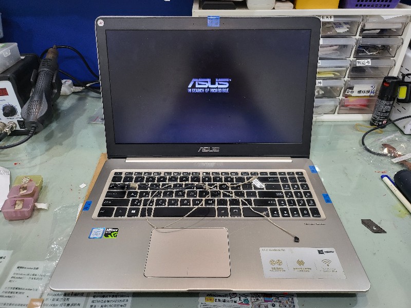 Asus m580 n580轉動螢幕顯示異常，查修維螢幕排線故障，現貨更換ok,各廠牌筆電顯示異常都可維修可來電洽詢，nb3c大台中筆電維修。