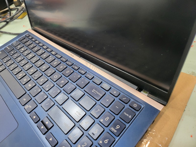 Asus ux533f 轉軸斷裂現場維修ok,各廠牌筆電轉軸都可維修可來電洽詢。nb3c大台中筆電維修.