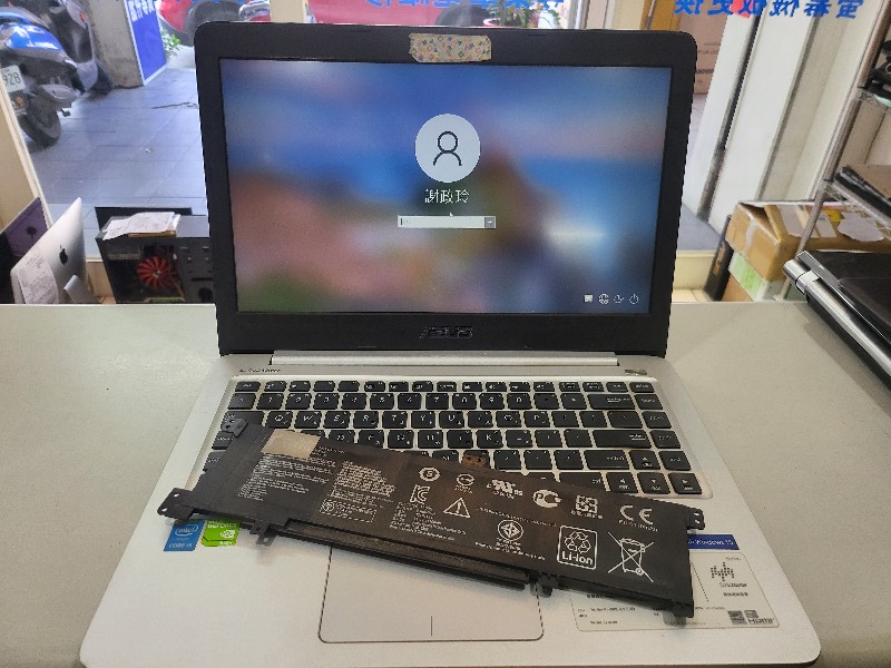 實機修-asus k401l 電池膨脹頂到觸摸滑鼠板，現貨現場更換全新電池 ok,主機板不開機，更換鍵盤，都有維修，可來電洽詢。