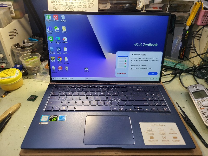 Asus ux533f 客戶送修，已斷裂分離了，現場維修斷裂轉軸ok,筆電各廠牌轉軸都可維修，可來電洽詢。