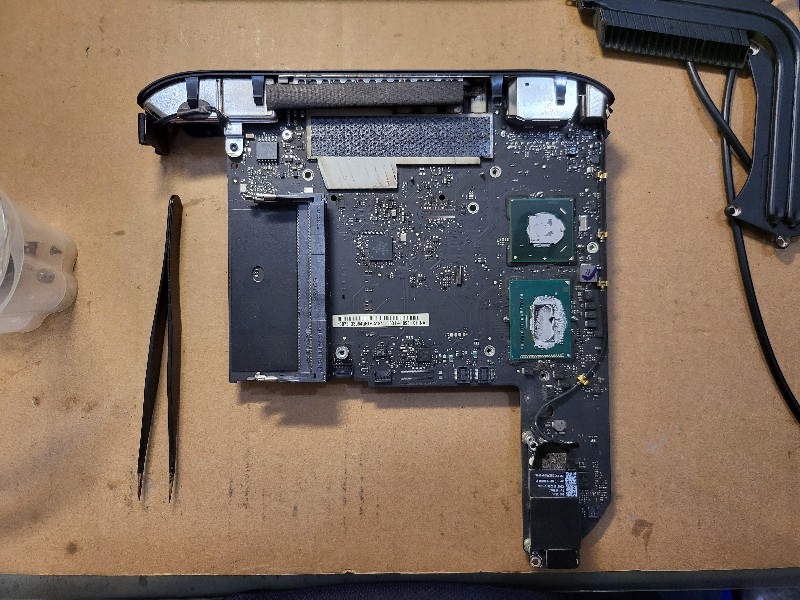Apple Mac mini 不開機不過電 按開機無反應，現場快速維修，檢測主板5v短路，主機板板灰塵太多導致主機板短路，查5v電源訊號為靠近usb接口的胆電容燒掉更換後開機ok.@nb3c
