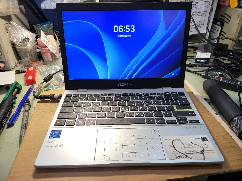 Asus e210ma 時開時不開，檢測後為主機板電源孔故障，無法開機，要有角度才能開機，更換電源孔ok,筆電問題請找nb3c