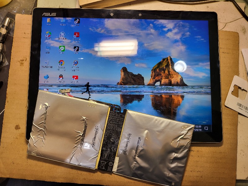 Asus t303 平板筆電 電池膨脹，螢幕脹起來，更換全新電池ok,有同問題都可來電洽詢更換。