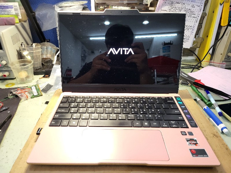 Avtia ns13a8 轉軸上蓋斷裂，現場維修ok,約1-2小時完成。各廠牌筆電轉軸斷裂都有維修，可送到門市維修.