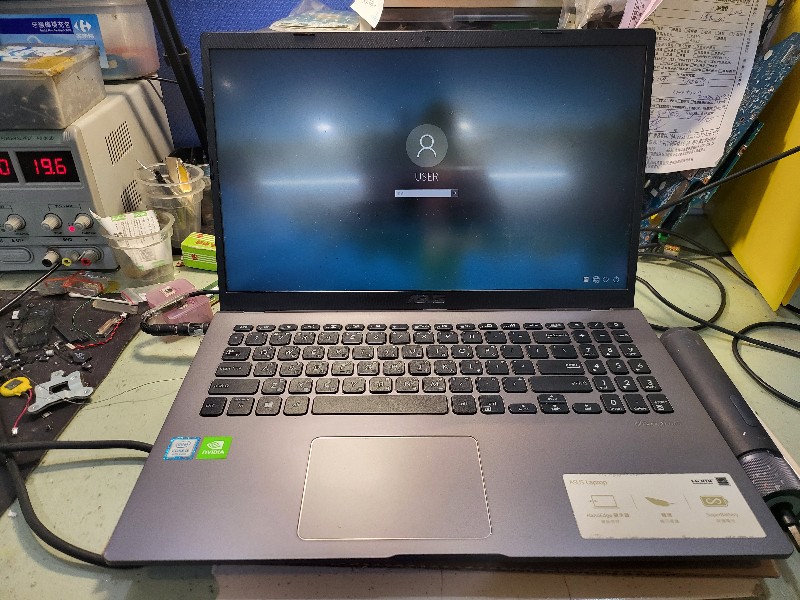 Asus x509fb 不過電不開機，按電源鍵無反應，拆機檢測主機板，查電源訊號19v短路，所以不開機,再查到主機板近風扇位置有零件腐蝕，更換後無短路了，維修ok,此機已修很多台此問題了，是通病，有這樣問題都可送到門市當天可修好，可來電洽詢。