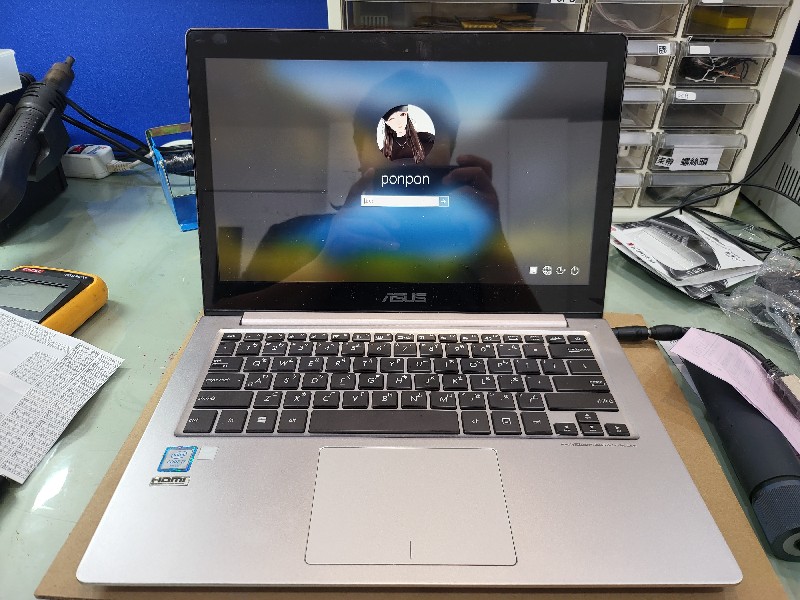 Asus ux303u 客戶送修，不開機不過電，按電源無反應，查主機板訊號線路為電源模組有問題，更換ok開機，功能全測試正常。