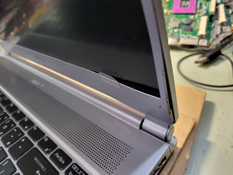 Msi p65 同行送修，轉軸外殼斷裂，現場快速維修約-12小時完修，有同問題都可送來門市維修，各廠牌筆電都有修，可來電洽詢。精修各廠牌筆電。
