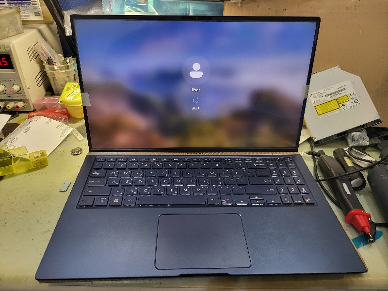 Asus ux533f 螢幕不顯示無背光，更換螢幕後還是無背光，拆機板查背光電源訊號發現有零件燒毀，導致螢幕無電源，更換ok,螢幕也燒掉一併更換ok