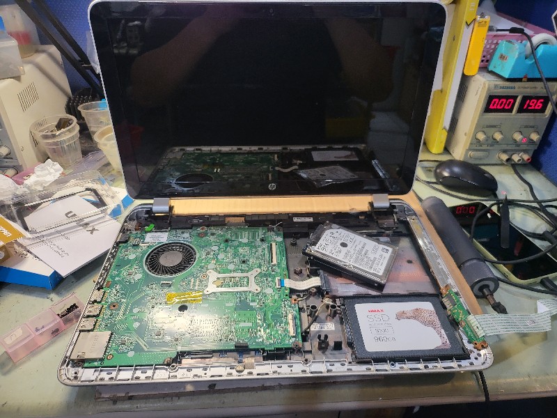 nb3c筆電維修-客戶舊型硬碟HDD速度超級慢,現場拆機升級ssd 1Tb,約1-2小時完修ok,都有現貨現場安裝,有同問題都可送到門市，精修主機板，螢幕 電池 鍵盤 外殼都可現場維修。@nb3c筆電精修。