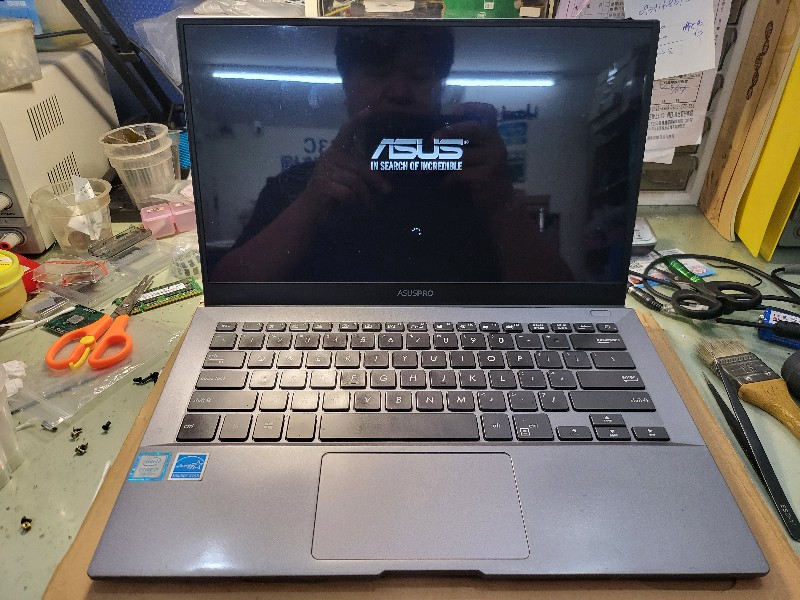 Asus b9440 客戶送來，螢幕轉軸斷裂，現場快速維修ok,有同問題都可送來門市.精修主機板