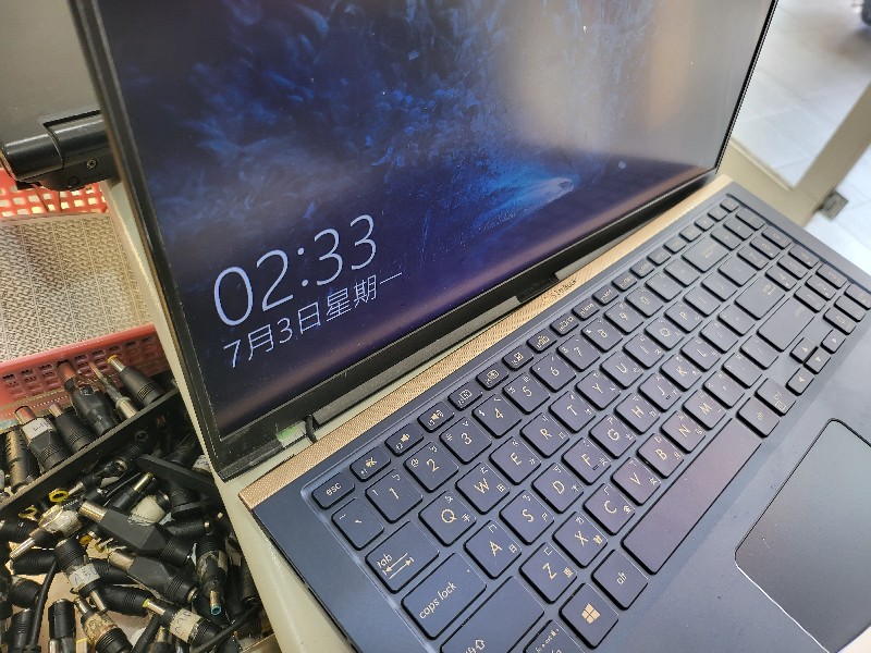 Asus ux533 轉軸斷裂，現場快速維修，同問題都可送來門市，精修筆電主機板。