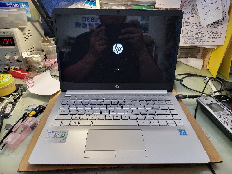 Hp 14s tpn-i130客戶送修不開機不過電，查主機板訊號，電源模組短路了，更換ok,開機正常.