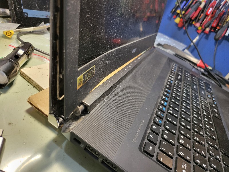 Acer vn7-791轉軸斷裂，電池不續電，現場快速維修，都有現貨現場安裝 ok,同問題都可送來門市，精修筆電故障問題。