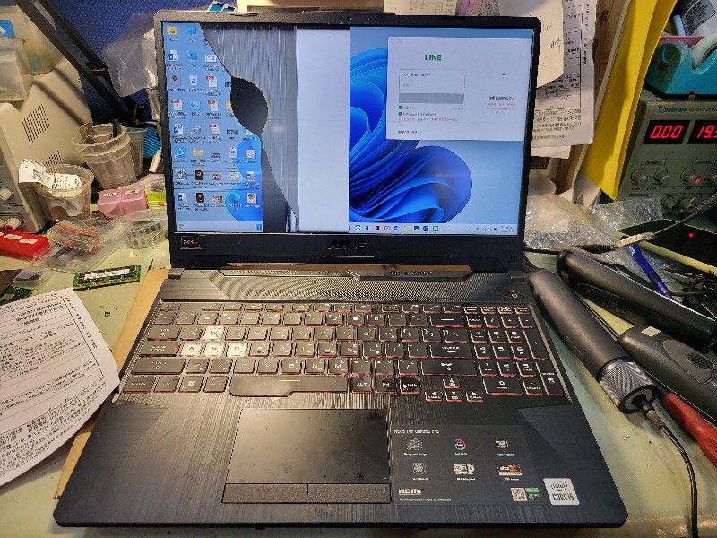 Asus fx506 螢幕破裂，客戶送修，現場拆機更換ok,完修快速。精修筆電問題。