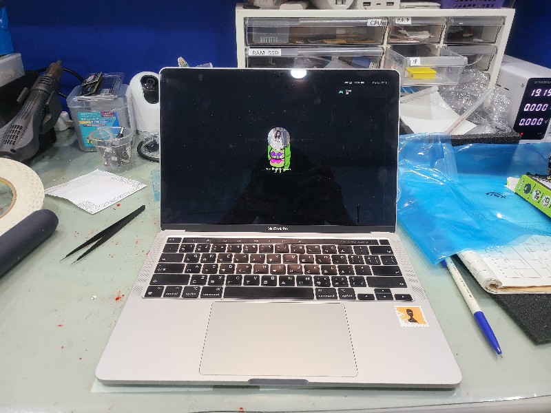 Apple a2338 螢幕破裂，現貨現場更換ok,蘋果螢幕都有更換可來電洽詢，精修主機板 鍵盤 螢幕 電池 不開機。@nb3c
