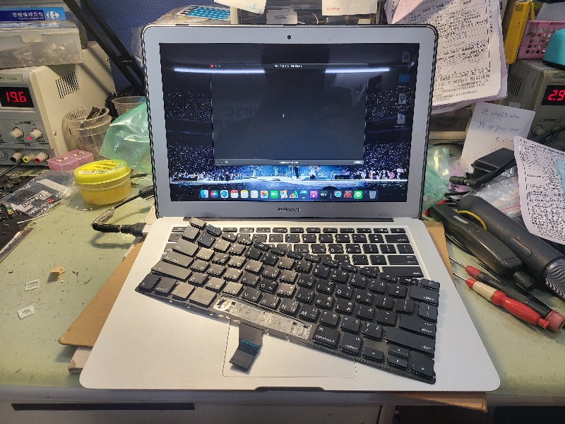 Apple a1466  鍵盤故障 很多按鍵無反應，更換全新鍵盤 ok,Apple 鍵盤都可更換有同問題都可送來門市維修@nb3c