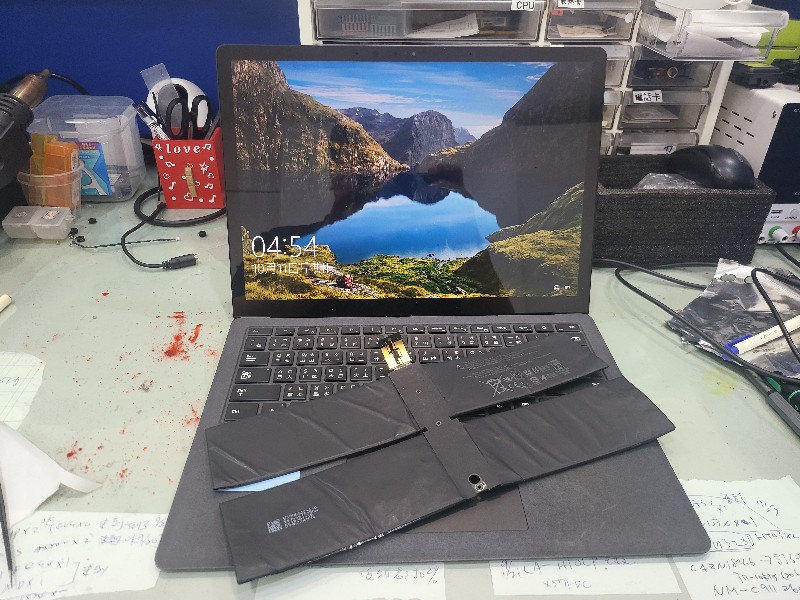 客戶送修，surface book 1769 電池膨脹 撐起鍵盤.現貨現場更換 .同問題都可來電洽詢。@nb3c