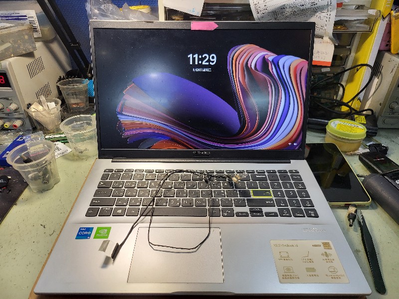 Asus x513 同行送修，螢幕開閤會閃，使用時也會閃，拆機檢測為螢幕跟機板轉彎處內部螢幕排線有斷線，為確保可使用的更久，直接整組更換全新螢幕排線，不要用維修排線斷線處，更換ok.@nb3c專業筆電維修