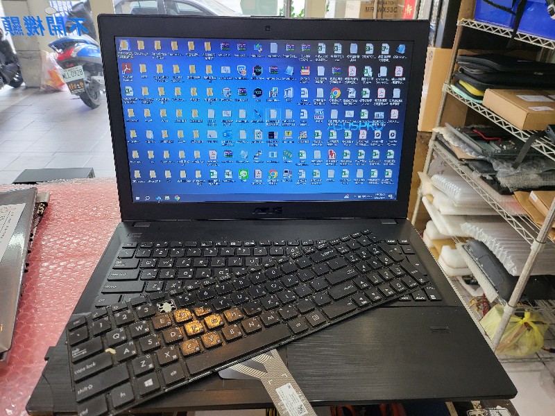 客送修 asus p2548 鍵盤故障 很多鍵無法按出 現貨現場更換鍵盤ok,各廠牌筆鍵盤都有貨可來電洽詢，現場快速維修，精修主機板，@nb3c