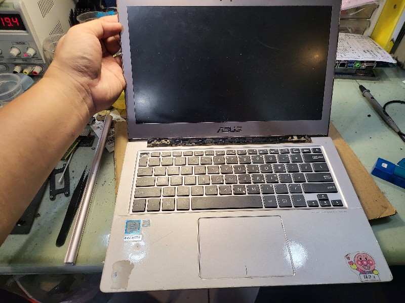 客送修 asus ux303 轉軸外殼斷裂 風扇銅管灰塵阻塞，現場快速維修轉軸斷裂ok，清潔主機板灰塵硬化散熱膏去除重上新散熱膏風扇清潔ok,有同問題都可送來門市快速維修，專業維修筆電，@nb3c