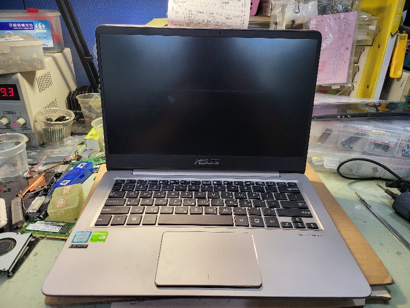 Asus ux410 客戶送修，電池膨脹頂到觸摸板漲起來，現貨現貨更換電池ok,各廠牌筆電電池都有可來電洽詢。精修筆電主機板@nb3c