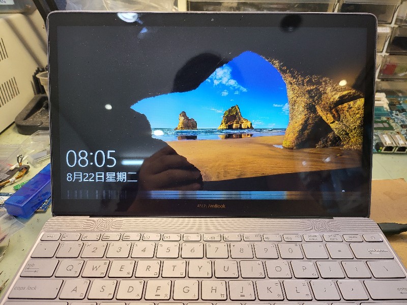 客送修 asus ux390 螢幕顯示異常，現貨現場快速安裝 ok,各廠牌筆電螢幕都有，可來電洽詢，@nb3c