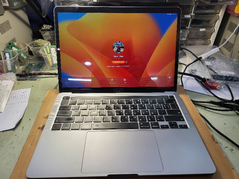 Apple a2251 螢幕有線條.螢幕故障.現場安裝ok.apple螢幕有現貨可現場安裝可來電洽詢.nb3c大台中筆電維修